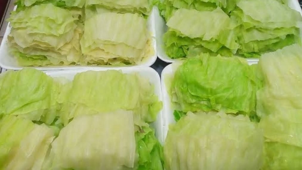 الطريقة السرية والمضمونة لتقطيع وحفظ ورق الكرنب الجاهز للحشو في الفريزر